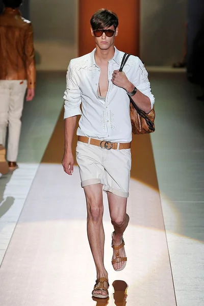 Look 32